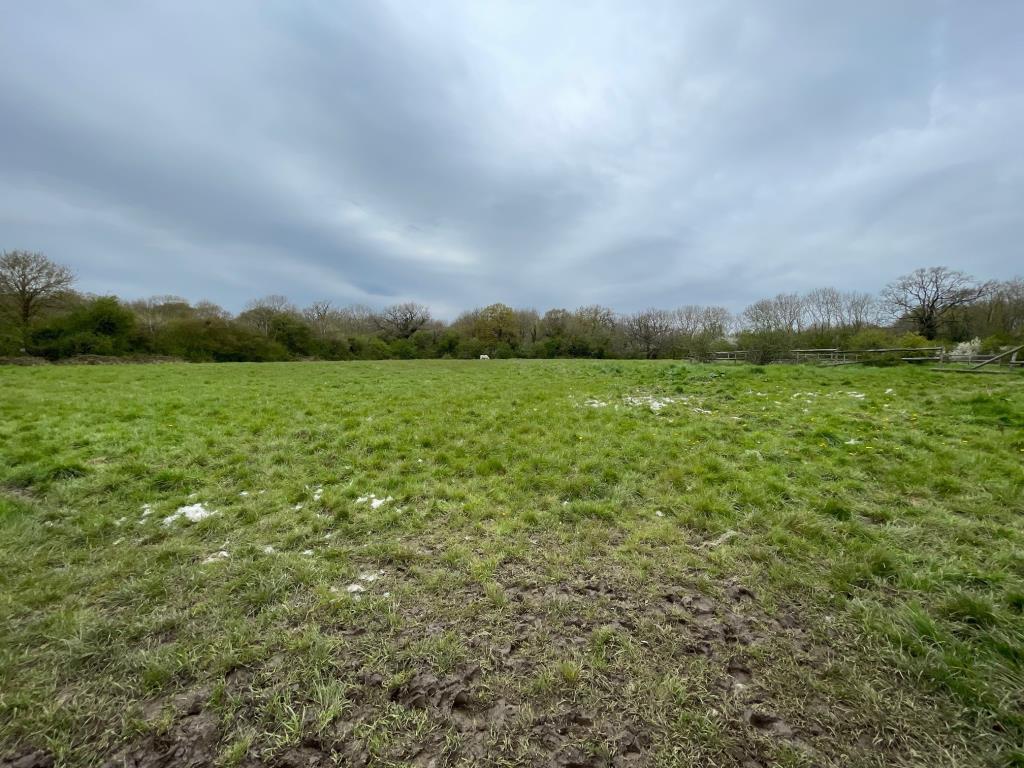 Lot: 117 - A PARCEL OF FREEHOLD LAND - Aprrox 2 acres of land at Mays Lane Barnet